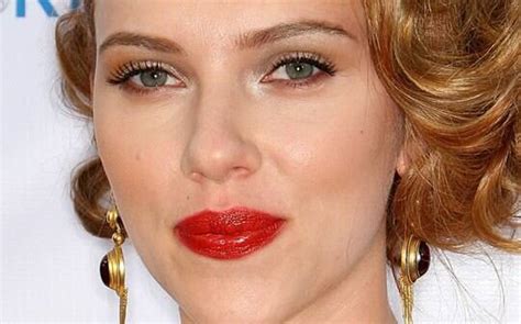 scarlett johansson boob|Scarlett Johansson tem os seios mais bonitos de Hollywood